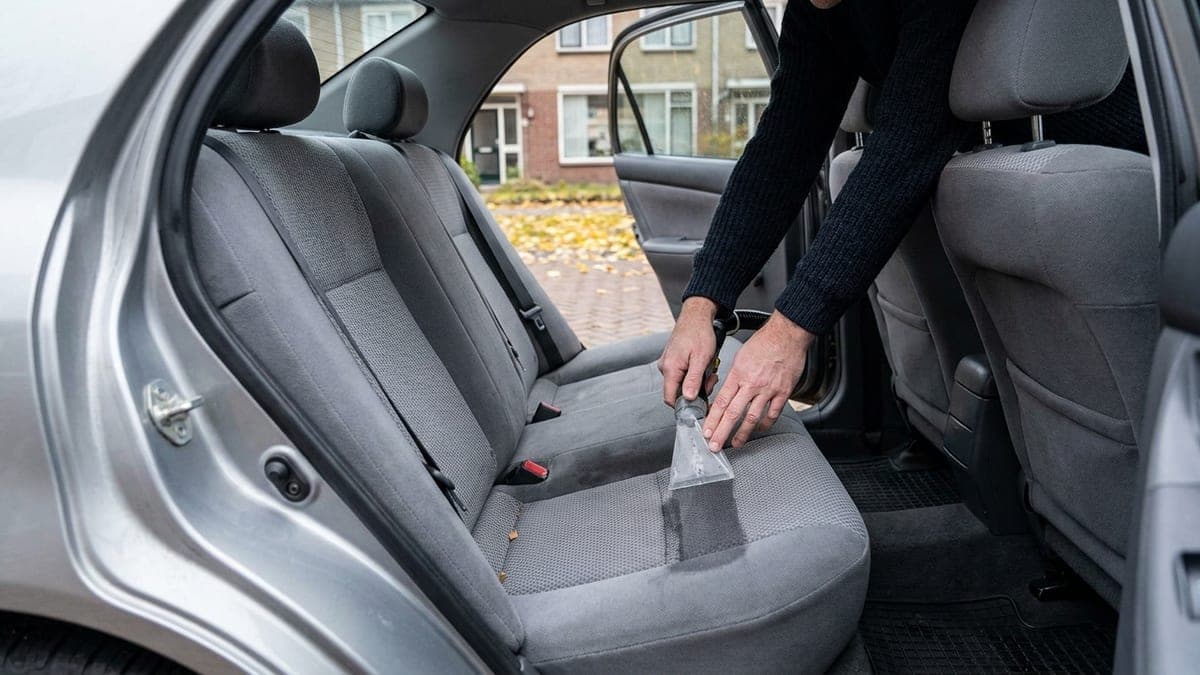 Auto interieur reinigen: de volgorde, en waarom drogen de lastigste stap is
