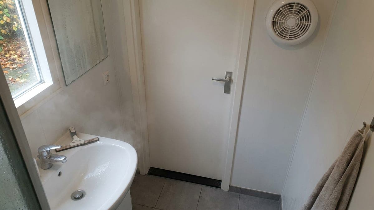 Badkamer ventileren: hoe lang na het douchen, en waarom deur en raam dicht