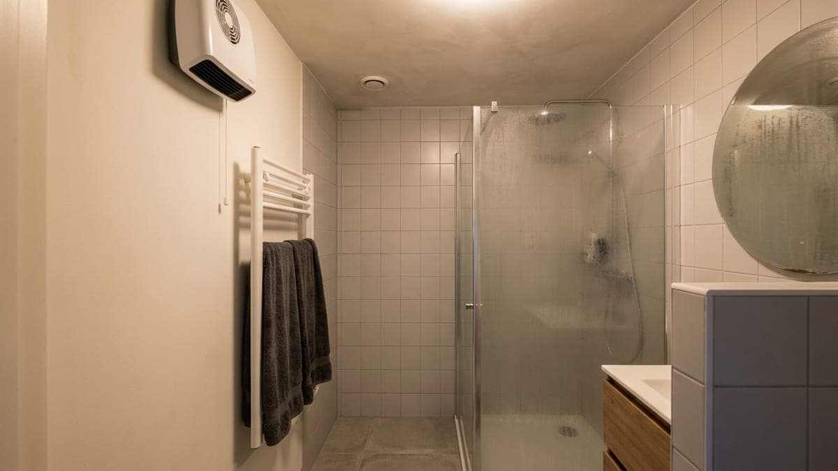 Badkamer verwarmen: 6 manieren vergeleken op snelheid en kosten