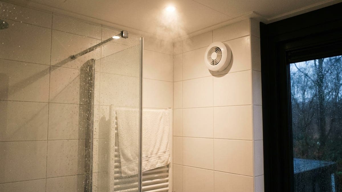 Badkamerventilator: 8 afzuigers op debiet, druk en vochtsensor