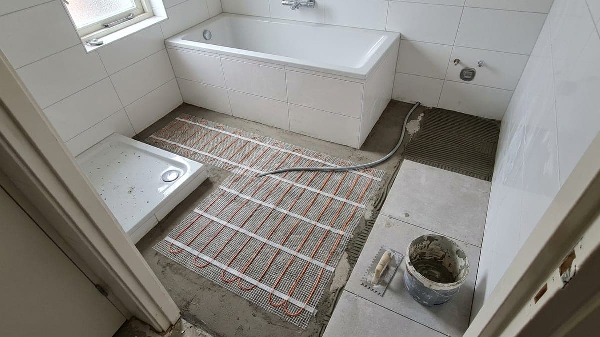 Elektrische vloerverwarming in de badkamer: zo leg je de mat, en wat hij wel en niet doet